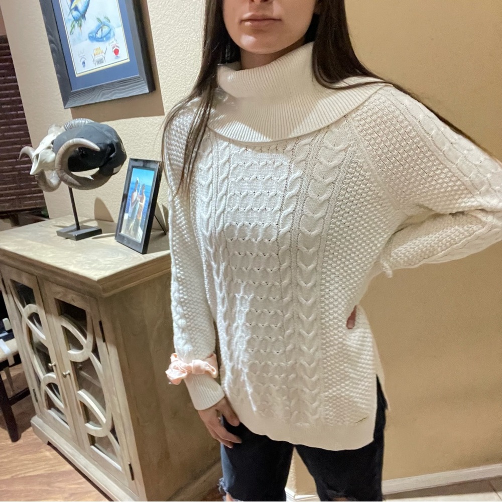 MICHAEL KORS CREAMY WHITE SWEATER size medium - Picture 2 of 6